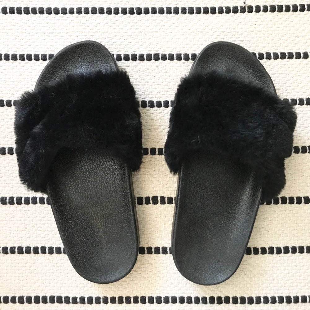 Black Fluffy Slip-On Slippers